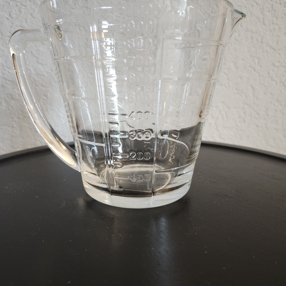 Glass 4 cup measuring cup with raised glass markings